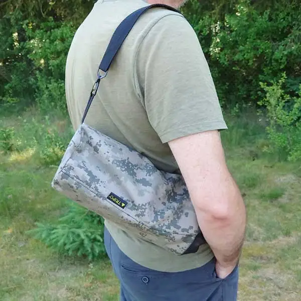 Outdoorová trojnohá stolička v letnom kempe.